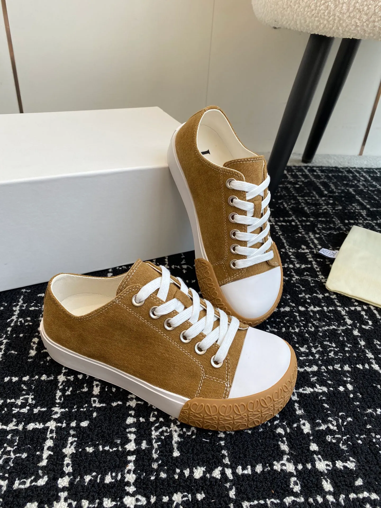👟👟Ex-factory price 560👟👟 LOEWE 24ss new autumn and winter Terra Vulca lace-up sports shoes, large-toe vulcanized shoes, with vulcanized rubber soles and asymmetrical thick toes, wide last style, decorated with LOEWE logo label on the quarter *Anagram embossed outsole and upper high ZP customization, original material, imported canvas, outsole: ZP mold custom vulcanized outsole Insole: ZP customized insole Size: #35-41 (40 41 customized, non-returnable)